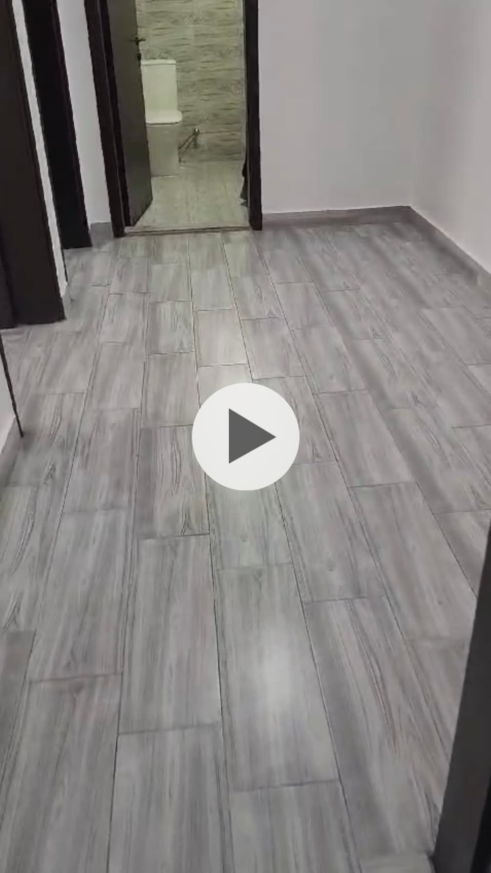 دور بالسرة للإيجار أربع غرف نوم (إثنين منهم ماستر وغرفتين بينهم حمام)وصالتين ومطبخ وغرفة خادم مع حمامها وموقفين ومصعد وقريب جدا من الخدمات ٨٦٠ دك التواصل وتساب٥٥٦٨٧٥٤٧