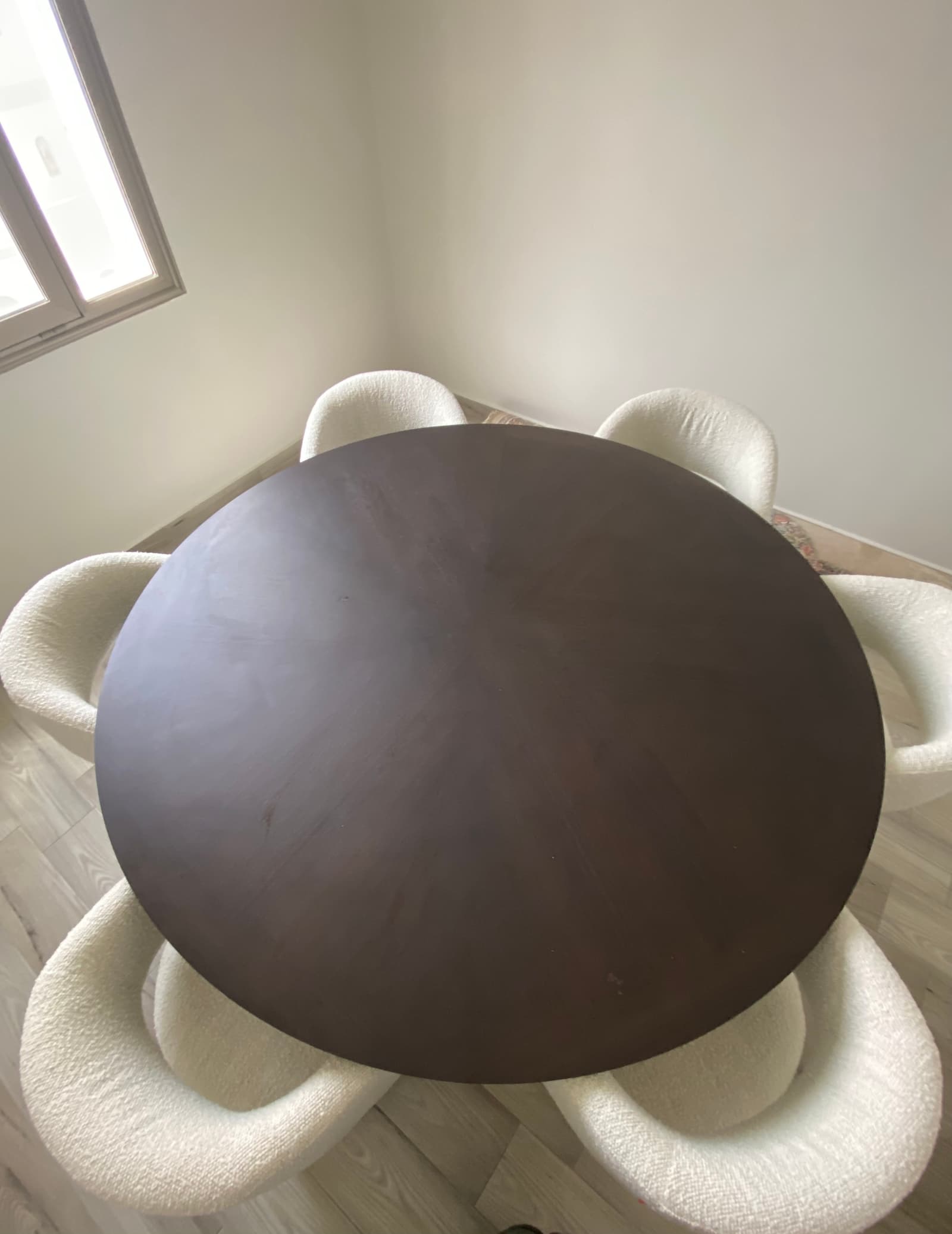 طاولة طعام دائرية