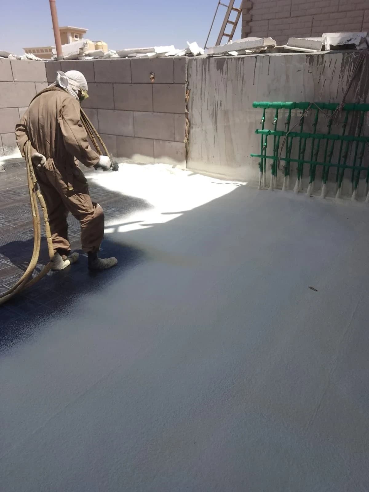 مقاول عازل