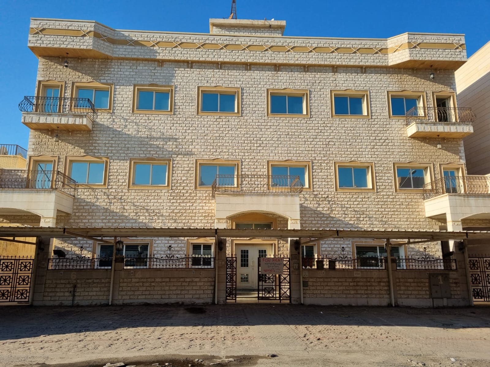للايجار دور ارضي بسلوي مع حوش خارجي