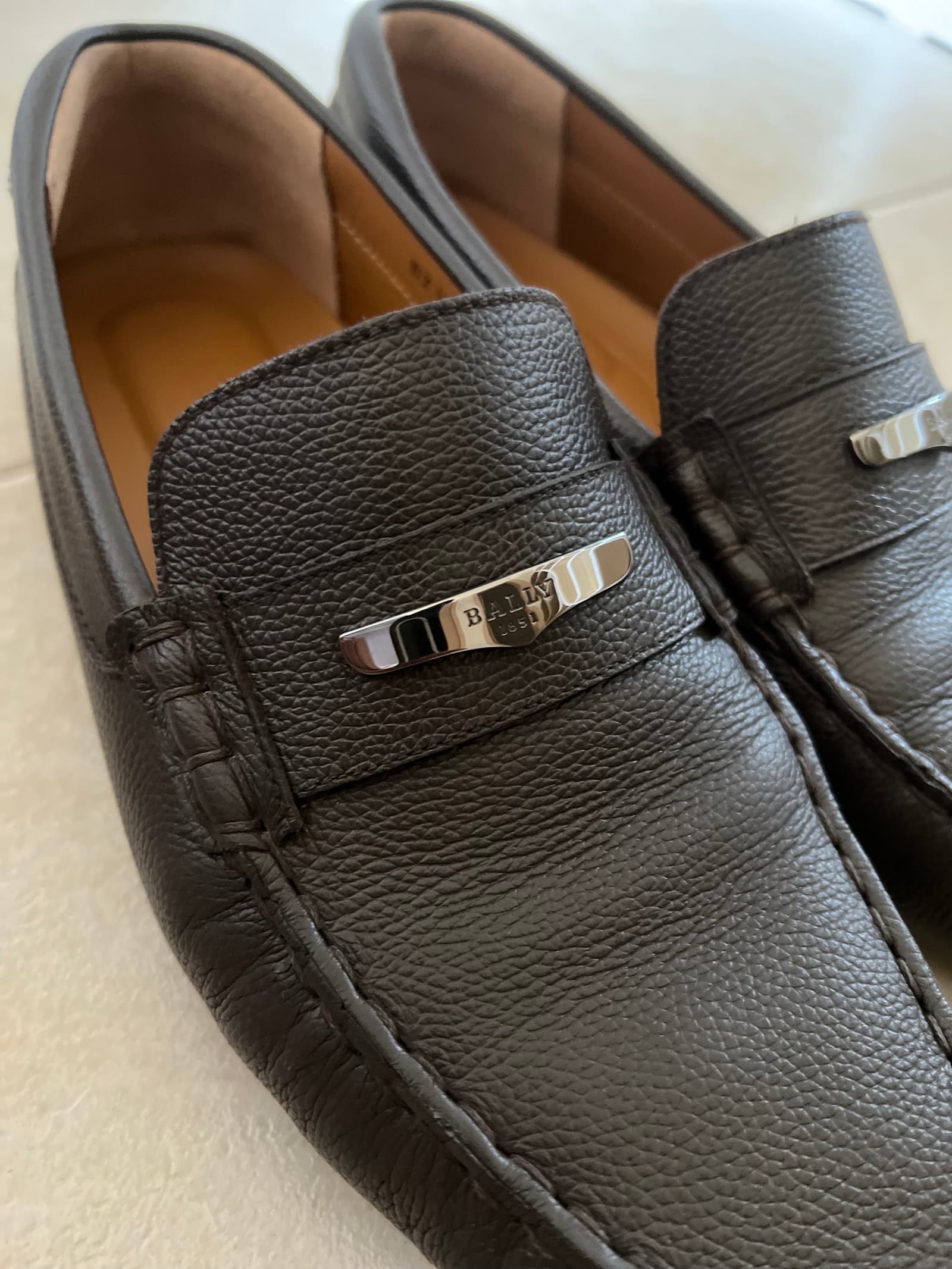 حذاء ماركة BALLY رجالي لون أسود ومتوفر لون بُني غامق موديل 2023