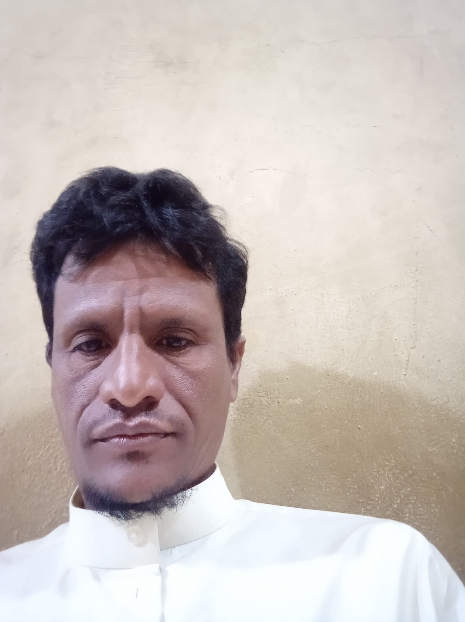 شاب يمني  يبحث عن عمل أو حارس أو محصل