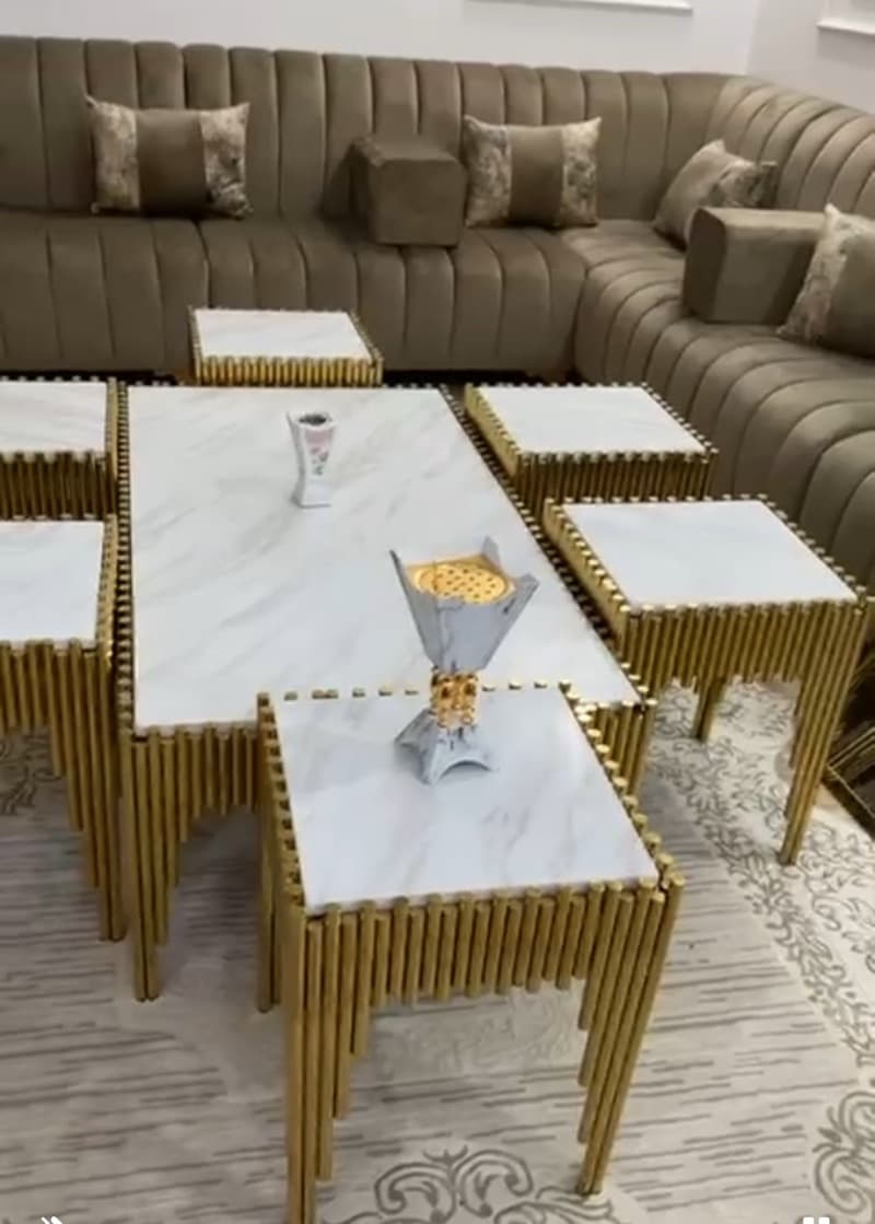 طاولة و6 خدمه وكونسول ومرايته