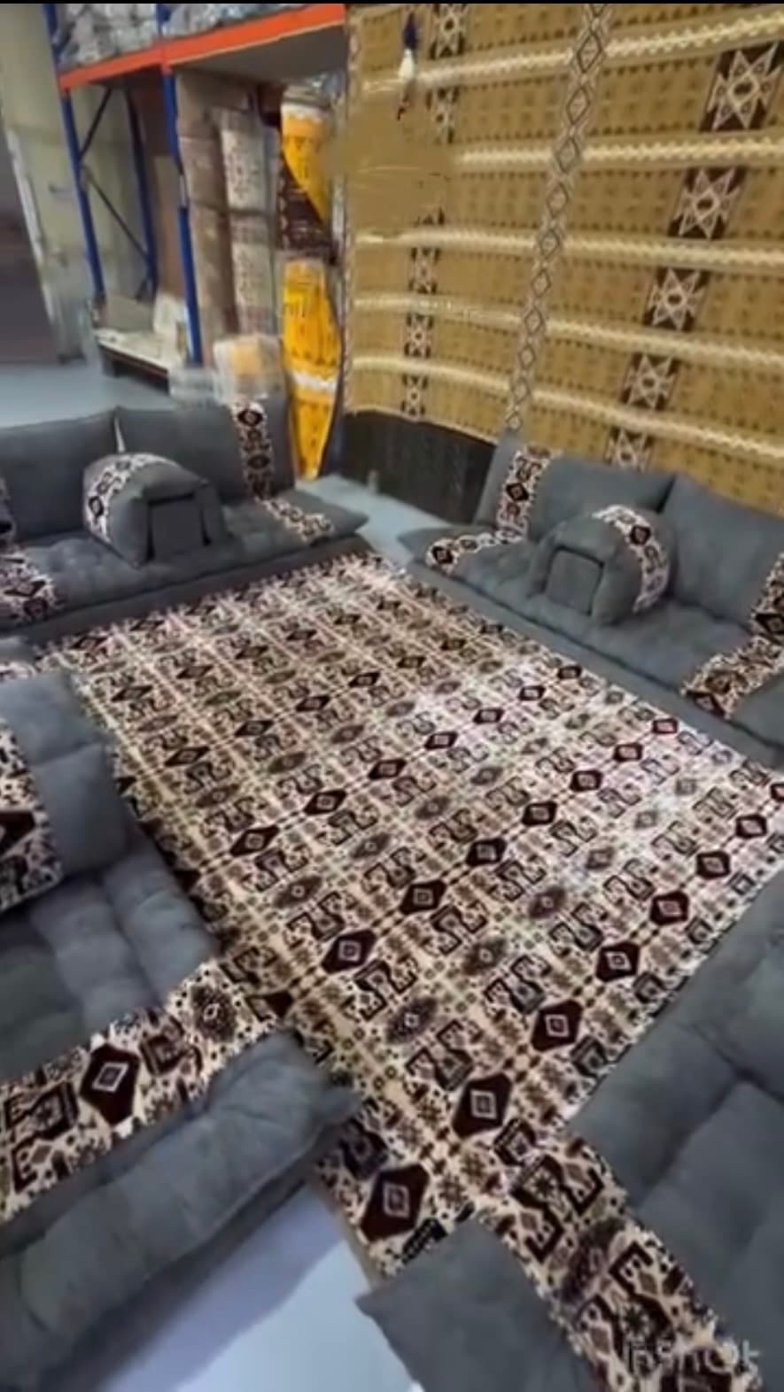 قعدات ضبي الجزيرة بقراطيسها