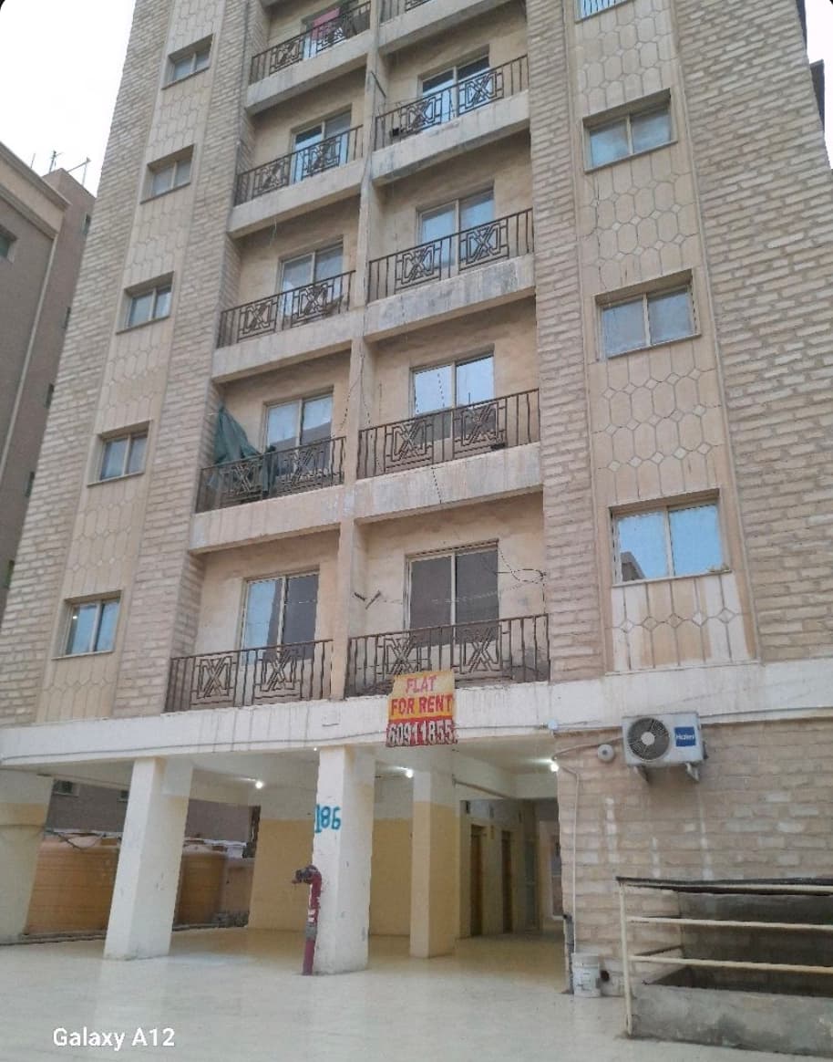 شقق للايجار في المنقف قطعه ٤شارع ٢٢غرفتين وصاله ومطبخ وحمام شامله الماء والكهرباء عزاب رقم الحارس 60911855